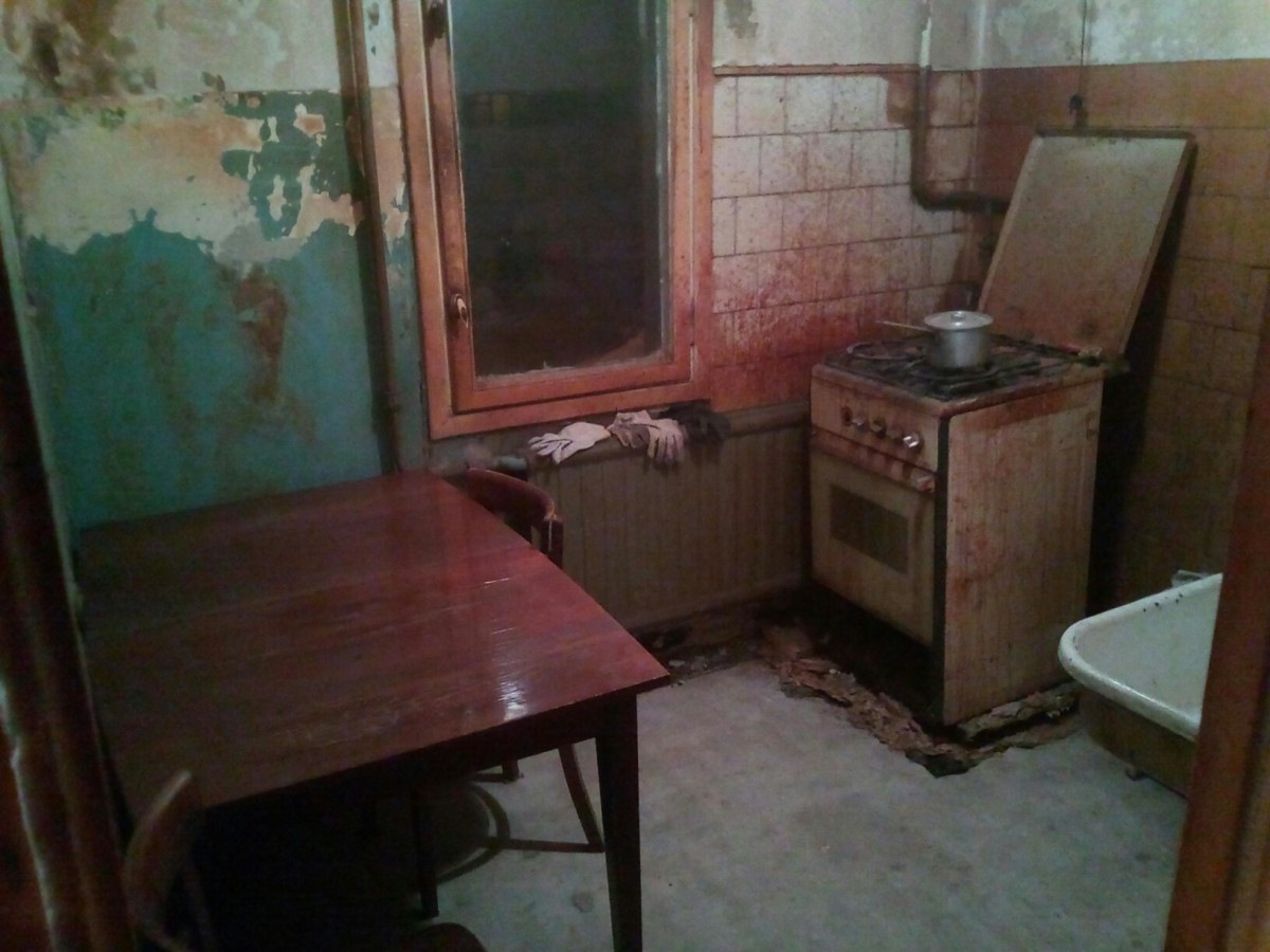 Уютная хрущевская кухня со столом в углу и обоями на стенах  