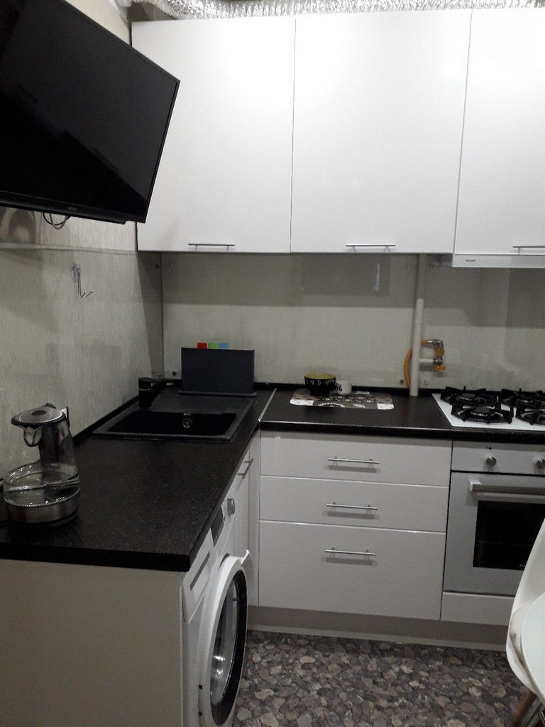 Черно-белая кухня в хрущевке: 17 современных гарнитуров  