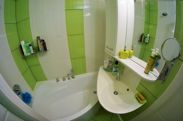 Дизайн необычного санузла 1,53х1,87 м с угловой скругленной ванной со стеклянной шторкой  