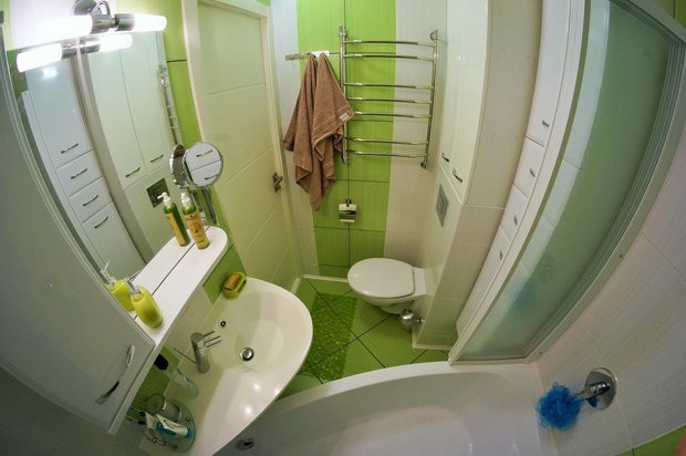 Дизайн необычного санузла 1,53х1,87 м с угловой скругленной ванной со стеклянной шторкой  