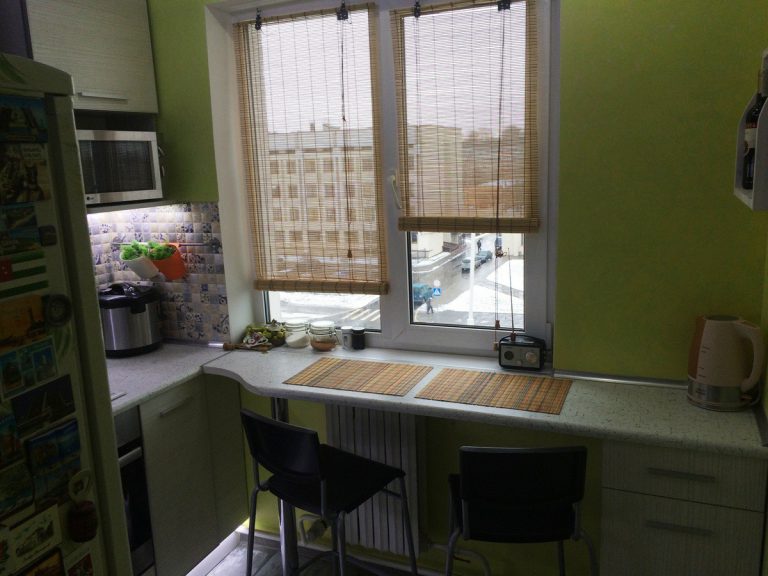 Кухонный стол перед окном