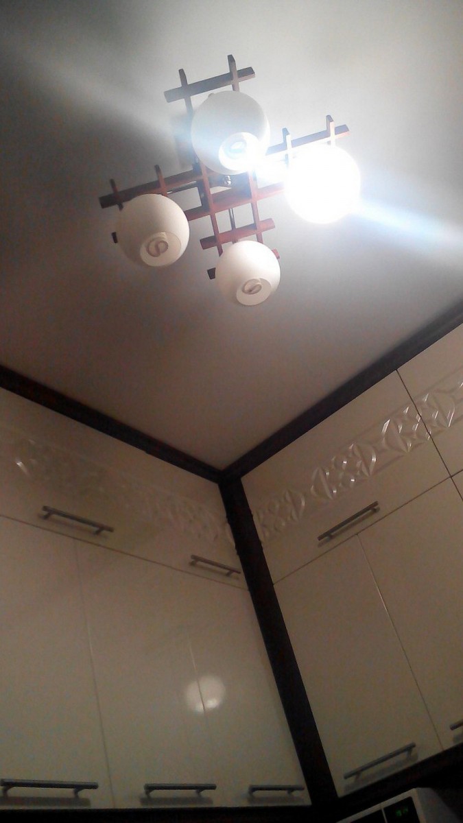 Натяжной потолок на кухне в хрущевке - 26 реальных фото  