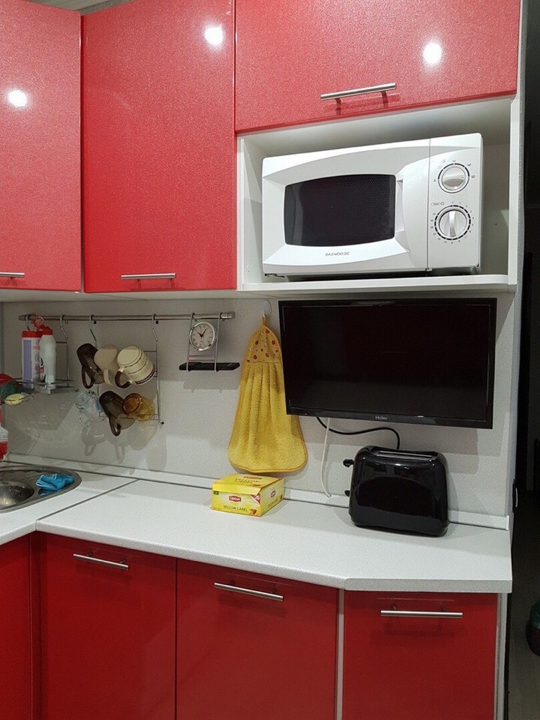 24 фотоидеи размещения телевизора на кухне в хрущевке  