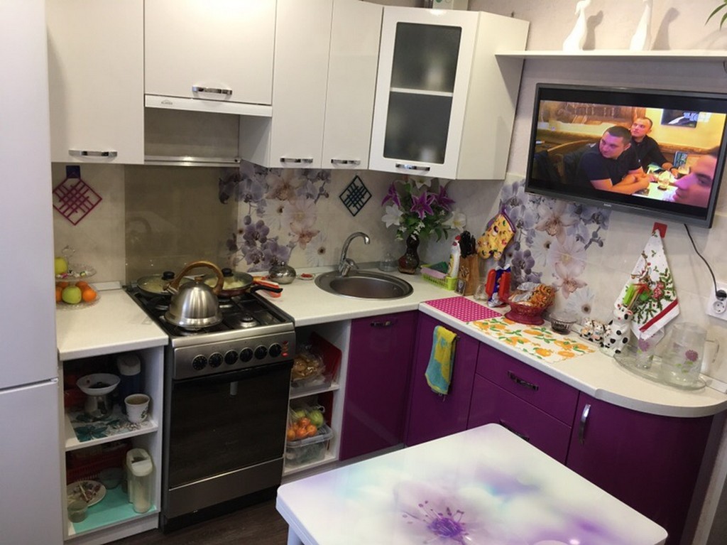24 фотоидеи размещения телевизора на кухне в хрущевке  