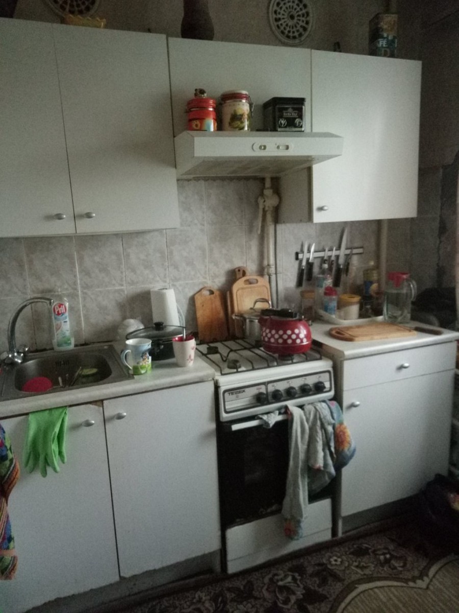 Кухня в хрущевке с серыми обоями, керамогранитом на полу и гарнитуром за 100 тыс рублей  
