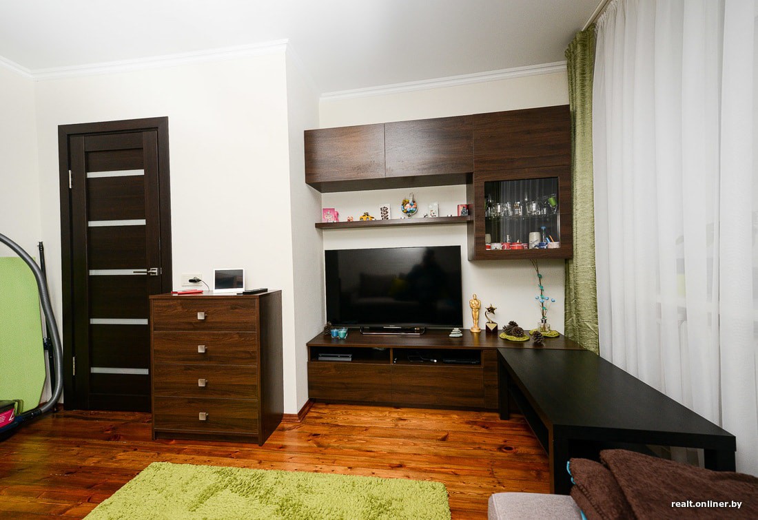 Современный дизайн хрущевки для молодой семьи с комнатой всего 11,7 кв.м. и старыми досками на полу  