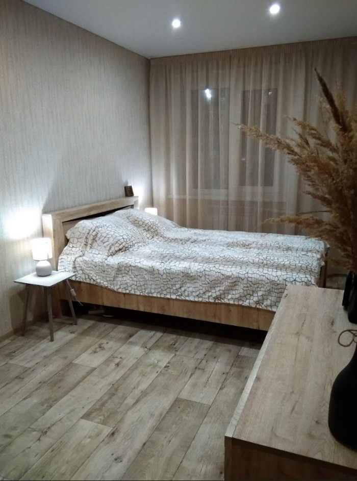 Кухня в хрущевке с серыми обоями, керамогранитом на полу и гарнитуром за 100 тыс рублей  