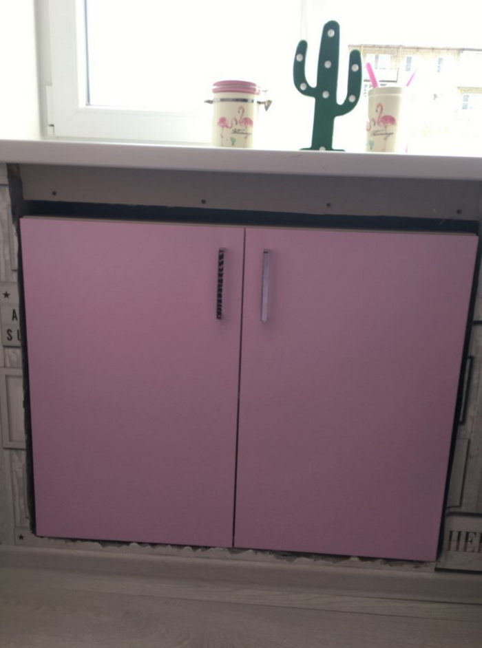 Холодильник под окном на кухне идеи интерьера (42 фото)