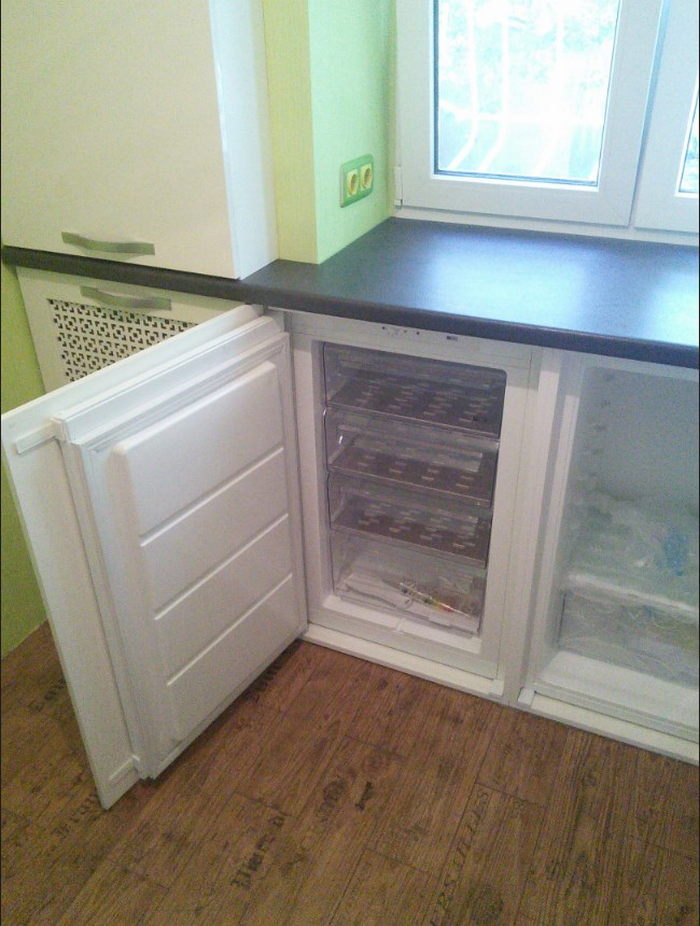 Холодильник под окном в хрущевке: 35 фото с идеями отделки