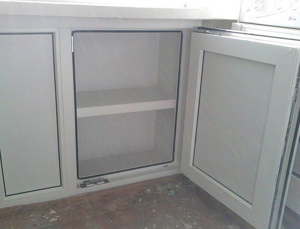 Холодильник под окном в хрущевке: 35 фото с идеями отделки