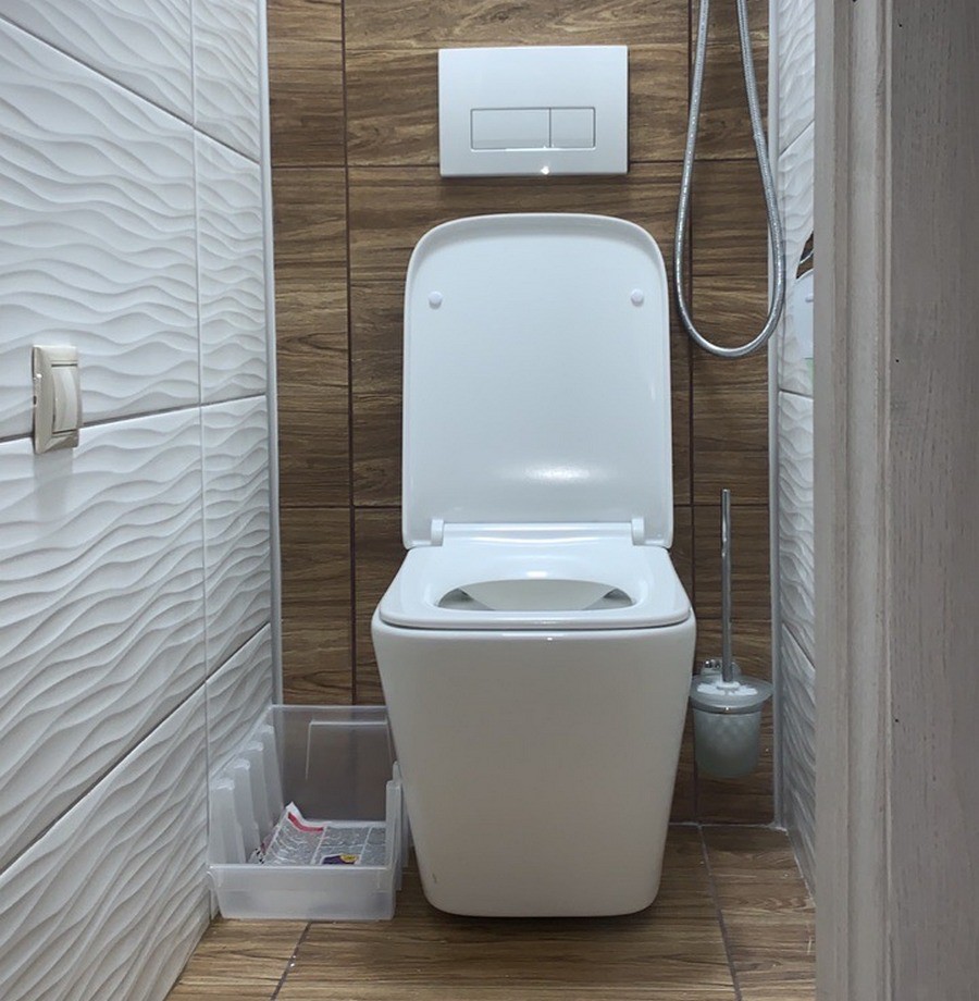 Современный дизайн туалета со шкафом и красивой нишей со стабилизированным мхом  