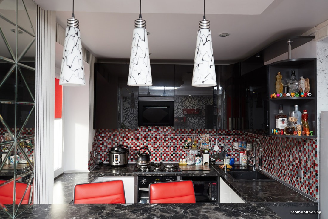Ремонт хрущевки с кухней-гостиной и оформлением в красно-черно-белых цветах за 12.000 долларов  