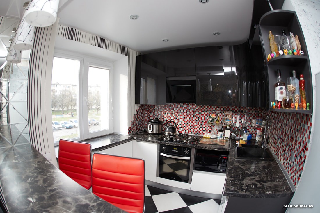 Ремонт хрущевки с кухней-гостиной и оформлением в красно-черно-белых цветах за 12.000 долларов  