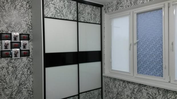 Дизайн черно-белой спальни 9 кв.м с большой кроватью и шкафом-купе  