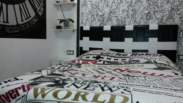 Дизайн черно-белой спальни 9 кв.м с большой кроватью и шкафом-купе  